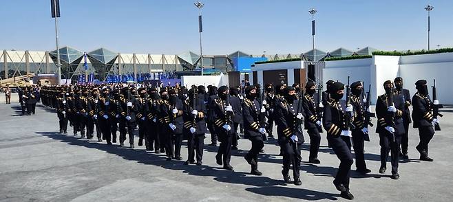 사우디아라비아 여군 의장대가 8일(현지시간) 사우디아라비아 수도 리야드에서 열린 ‘국제방산전시회(WDS) 2026’에서 행진 예행연습을 하고 있다. [리야드=국방부 공동취재단]