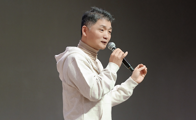 김범수 카카오 창업자 겸 미래이니셔티브센터장이 지난달 15일 경기도 용인시 카카오 AI캠퍼스에서 열린 카카오 신입 크루 교육 현장을 방문했다. 경영 일선에서 물러난 지 약 2년 만의 대외활동이었다. [카카오]