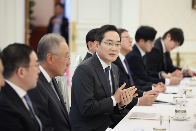 이재용 삼성전자 회장이 지난 4일 청와대에서 열린 기업간담회에 참석해 발언하고 있다. [연합뉴스]