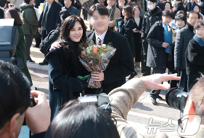 이부진 호텔신라 사장이 9일 서울 강남구 휘문고등학교에서 열린 아들 임동현군의 졸업식에 참석해 기념 촬영을 하고 있다. [뉴스1]