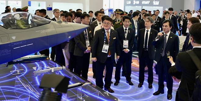안규백 국방부 장관이 사우디아라비아 '국제방산전시회 2026' KAI 부스를 살펴본 뒤 소감을 밝히고 있다. 한국방위산업진흥회