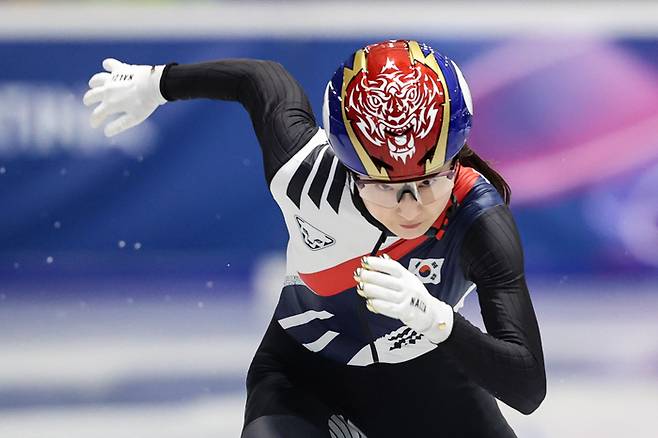 2026 밀라노ㆍ코르티나담페초 동계올림픽 쇼트트랙에 출전하는 최민정이 9일(한국시간) 이탈리아 밀라노 아이스스케이팅 아레나에서 스타트 훈련을 하고 있다.  [연합뉴스]