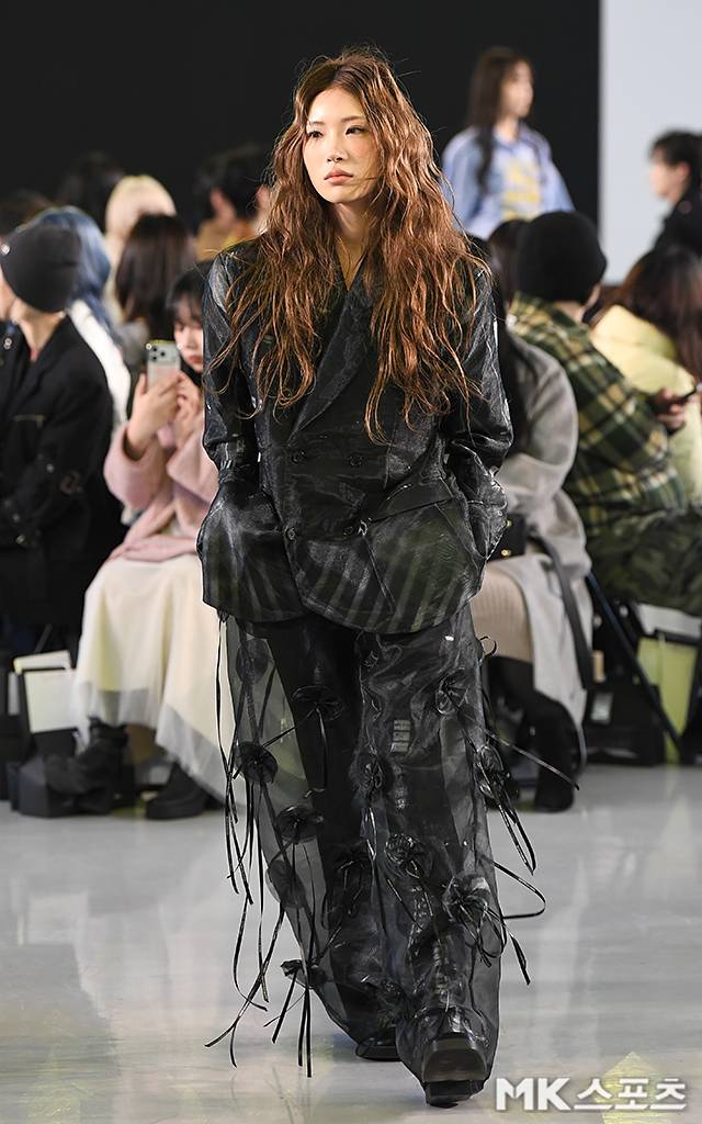 2026 F/W 서울패션위크’가 4일 서울 동대문디자인플라자(DDP)에서 열렸다. 배우 고(故) 최진실의 딸 최준희가 페노메논시퍼 쇼 모델로 캣워크를 갖고 있다.