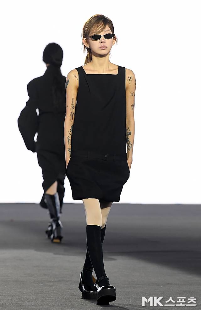 ‘2026 F/W 서울패션위크’가 5일 서울 동대문디자인플라자(DDP)에서 열렸다. 배우 고(故) 최진실의 딸 최준희가 데일리미러 쇼 모델로 캣워크를 갖고 있다.