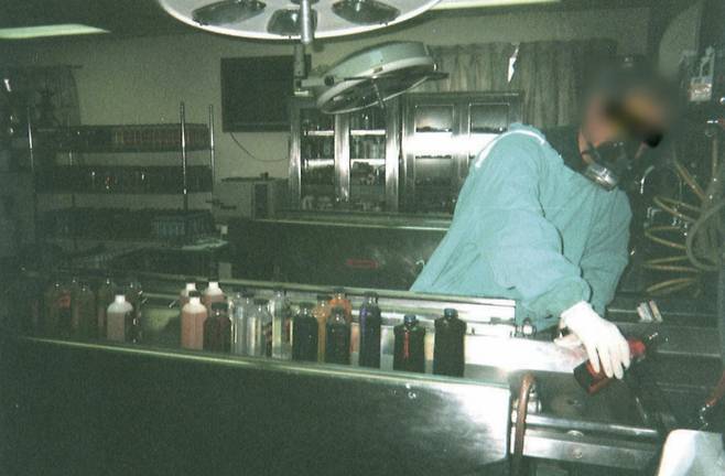 용산 미군기지 영안실 직원이 포르말린 용액을 싱크대에 버리는 모습. /사진=녹색연합 자료집 '오염으로 바라보는 용산기지'