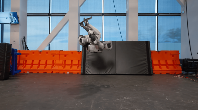 공중제비를 선보이고 있는 보스턴다이나믹스 아틀라스&nbsp; 사진 보스턴다이나믹스