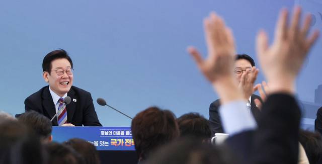 이재명 대통령이 6일 창원 성산구 창원컨벤션센터에서 열린 ‘경남의 마음을 듣다’ 타운홀미팅 간담회에서 참석자들의 발언권 요청을 받고 있다. 연합뉴스