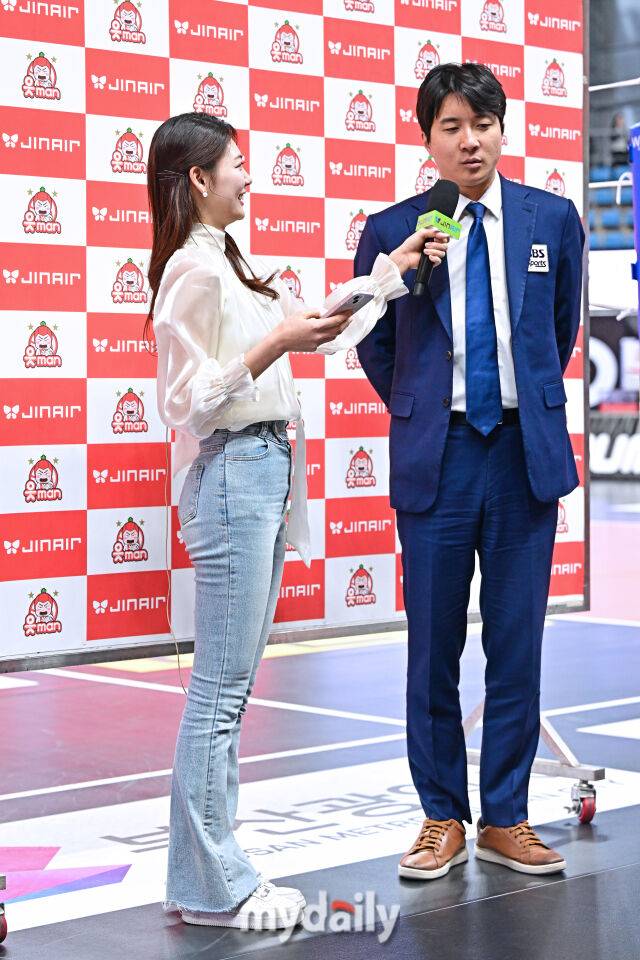 ▲ 후배 아나운서를 위해 감독 인터뷰 대행(?)을 지원한 이준혁 캐스터. [사진 = 한국배구연맹(KOVO)]