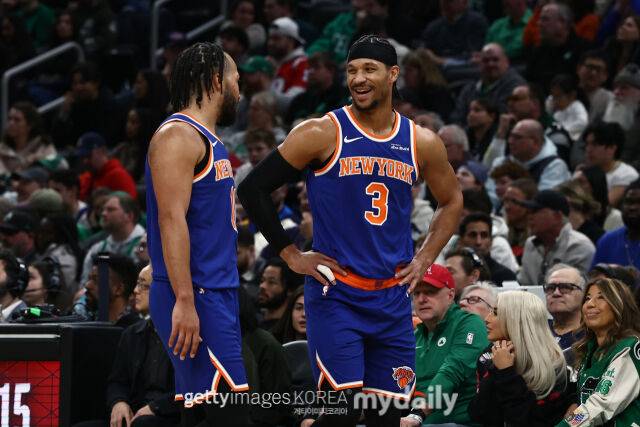 브런슨(왼쪽)과 하트가 경기 중 이야기를 나누며 미소를 짓고 있다. /게티이미지코리아