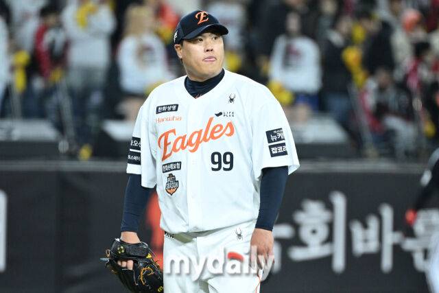 31일 대전 한화생명 볼파크 야구장에서 열린 '2025 신한 SOL 뱅크 KBO 한국시리즈 5차전' LG 트윈스와 한화 이글스 경기.한화 류현진이 8회 마운드에 올라 무실점으로 수비를 마치고 더그아웃으로 들어서고 있다./마이데일리