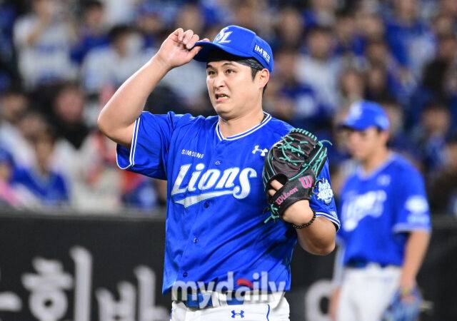 2025년 10월 24일 오후 대전한화생명볼파크에서 열린 '2025 신한 SOL BANK KBO 포스트 시즌' 삼성 라이온즈와 한화 이글스의 플레이오프(PO) 5차전 경기. 삼성 선발투수 최원태가 1회말 2실점 한 뒤 아쉬워하고 있다./마이데일리