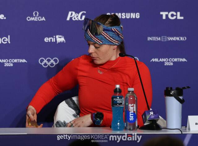 기자회견에서 자신의 올림픽 금메달 파손을 설명하고 있는 브리지 존슨/게티이미지코리아