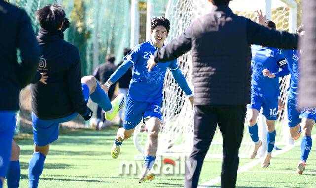 2026년 2월 9일 경상남도 통영산양스포츠파크에서 ' '약속의 땅 통영, 제62회 춘계대학축구연맹전' 중앙대학교와 단국대학교의 경기가 열렸다.중앙대 임동민이 후반전 골을 넣고 기뻐하고 있다./통영=유진형 기자