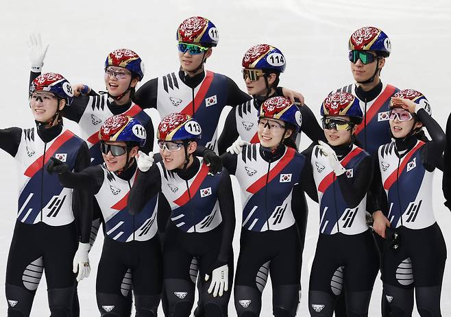 2026 밀라노-코르티나담페초 동계올림픽 개막을 이틀 앞둔 4일(현지 시각) 밀라노 아이스스케이팅 아레나에서 한국 쇼트트랙 최민정과 황대헌 등 선수들이 기념사진을 찍고 있다. [연합]