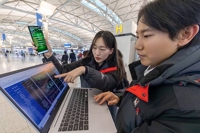 KT 직원이 인천국제공항에서 네트워크 품질을 사전 점검하는 모습 [KT 제공]