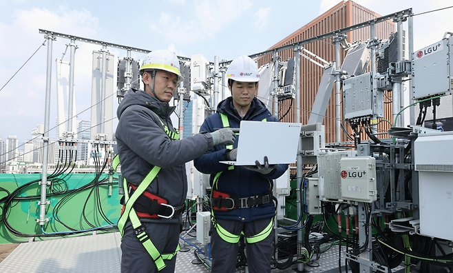 LG유플러스 임직원이 서울역 인근 네트워크 장비를 점검하고 있는 모습 [LGU+ 제공]