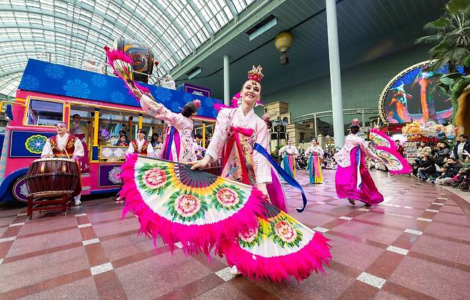 외국인-한국인 연합댄스팀이 벌이는 테마파크의 K-민속 공연