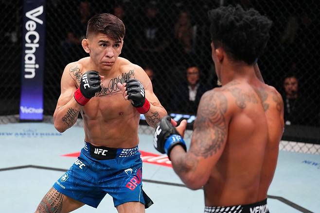 마리오 바티스타가 8일 UFC 파이트나이트 메인이벤트에서 비니시우스 올리베이라와 싸우고 있다. [UFC 제공]