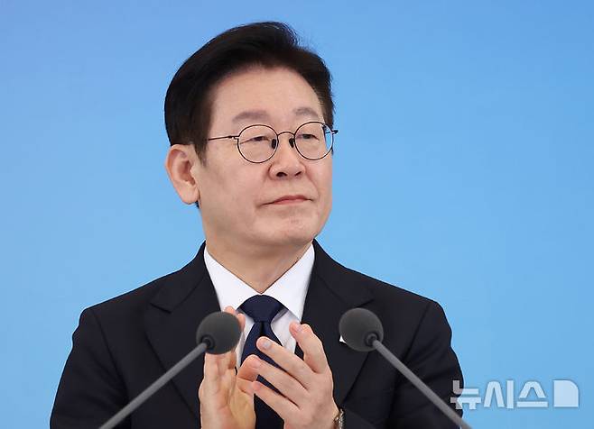 [서울=뉴시스] 고범준 기자 = 이재명 대통령이 30일 청와대에서 열린 국가창업시대 전략회의 'K-스타트업이 미래를 만든다'에서 박수치고 있다. (청와대통신사진기자단) 2026.01.30. bjko@newsis.com