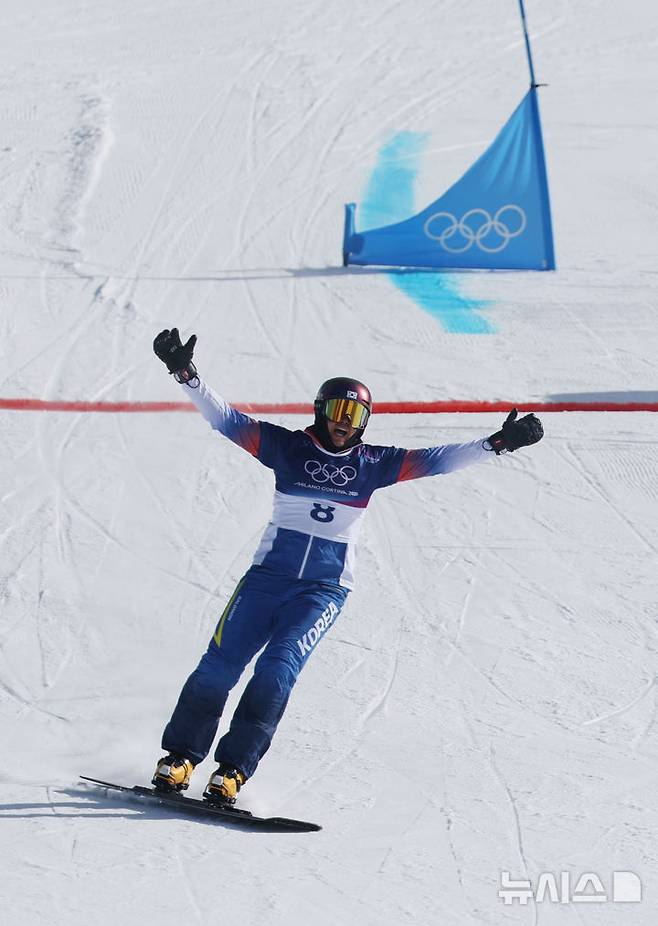 [리비뇨=뉴시스] 김근수 기자 = 스노보드 김상겸이 8일(현지 시간) 이탈리아 리비뇨 스노우파크에서 열린 2026 밀라노·코르티나 담페초 동계올림픽 스노보드 남자 평행대회전 16강에서 결승선을 통과한 뒤 기뻐하고 있다. 2026.02.08. ks@newsis.com