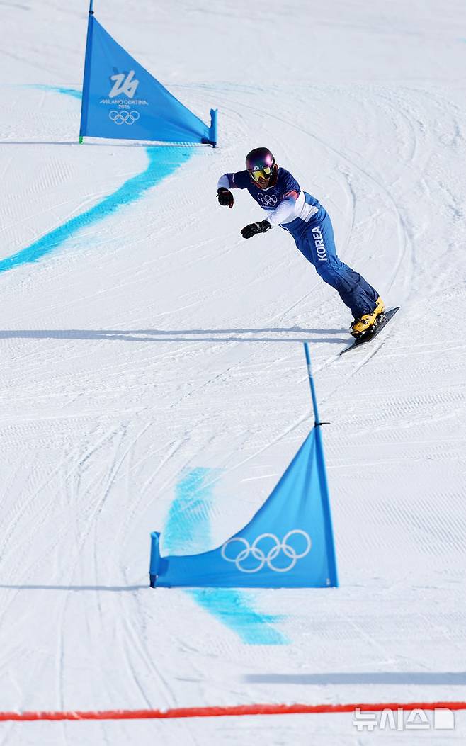 [리비뇨=뉴시스] 김근수 기자 = 스노보드 김상겸이 8일(현지 시간) 이탈리아 리비뇨 스노우파크에서 2026 밀라노·코르티나 담페초 동계올림픽 스노보드 남자 평행대회전 결승을 치르고 있다. 2026.02.08. ks@newsis.com