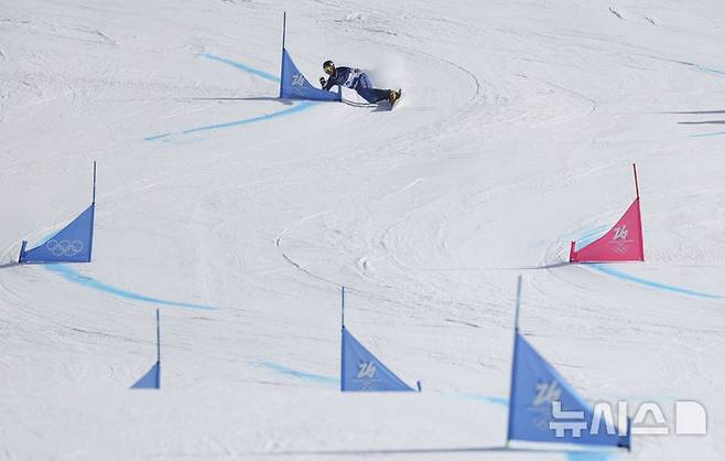 [리비뇨=뉴시스] 김근수 기자 = 스노보드 은메달리스트 김상겸이 8일(현지 시간) 이탈리아 리비뇨 스노우파크에서 열린 2026 밀라노코르티나 담페초 동계올림픽 스노보드 남자 평행대회전 결승전을 치르고 있다. 2026.02.09. ks@newsis.com