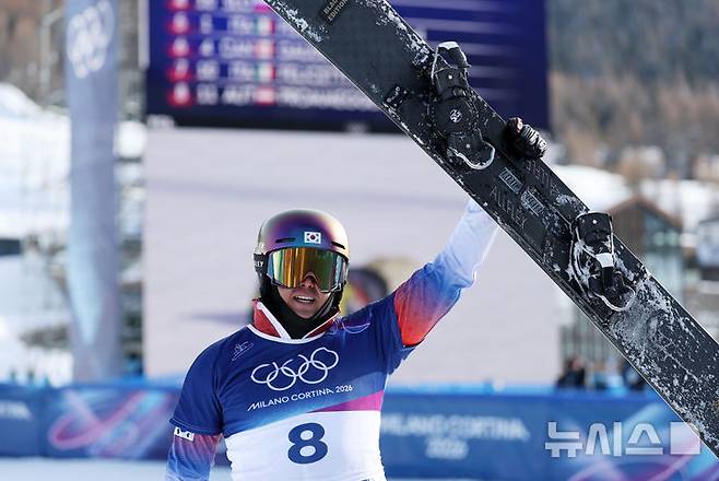 [리비뇨=뉴시스] 김근수 기자 = 스노보드 김상겸이 8일(현지 시간) 이탈리아 리비뇨 스노우파크에서 열린 2026 밀라노·코르티나 담페초 동계올림픽 스노보드 남자 평행대회전 결승에서 은메달을 차지한 뒤 기뻐하고 있다. 2026.02.08. ks@newsis.com