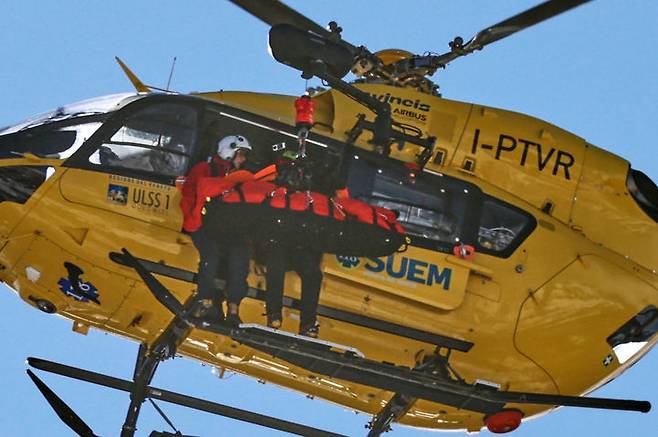 [코르티나담페초=AP/뉴시스] 린지 본(미국)이 8일(현지 시간) 이탈리아 코르티나담페초 토파네 알파인스키센터에서 열린 2026 밀라노·코르티나담페초 동계올림픽 알파인 스키 여자 활강 경기 도중 넘어져 부상을 입고 헬기로 이송되고 있다. 본은 경기 시작 13초 만에 오른팔이 기문에 부딪혀 넘어져 뒹굴며 왼쪽 다리가 골절돼 병원으로 옮겨졌다. 2026.02.09.