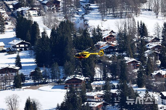 [코르티나담페초=AP/뉴시스] 린지 본(미국)이 8일(현지 시간) 이탈리아 코르티나담페초 토파네 알파인스키센터에서 열린 2026 밀라노·코르티나담페초 동계올림픽 알파인 스키 여자 활강 경기 도중 넘어져 부상을 입고 헬기로 이송되고 있다. 본은 경기 시작 13초 만에 오른팔이 기문에 부딪혀 넘어져 뒹굴며 왼쪽 다리가 골절돼 병원으로 옮겨졌다. 2026.02.09.