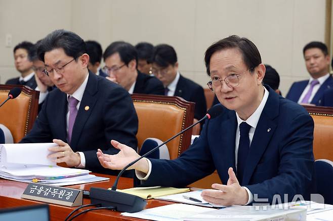 [서울=뉴시스] 고승민 기자 = 이찬진 금융감독원장이 5일 서울 여의도 국회에서 열린 정무위원회 전체회의에서 의원 질의에 답하고 있다. 2026.02.05. kkssmm99@newsis.com