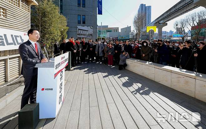 [대구=뉴시스] 이무열 기자 = 유영하 국민의힘 의원(대구 달서구갑)이 9일 대구 중구 인교동 삼성상회 옛터 앞에서 6·3 지방선거 대구시장 출마 선언 의사를 밝히고 있다. 2026.02.09. lmy@newsis.com