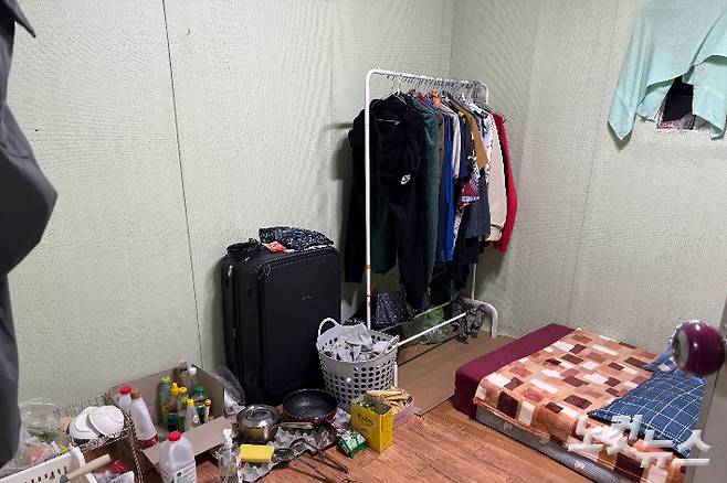 경기도 포천시 가산면의 한 농경지에 있는 이주노동자들의 불법 비닐하우스 숙소 내부. 김수진 기자