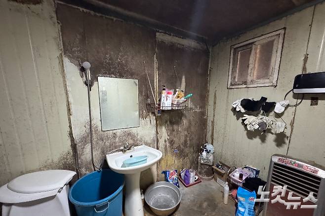 경기도 포천시 가산면의 한 농경지에 있는 이주노동자들의 숙소 공동 화장실. 김수진 기자