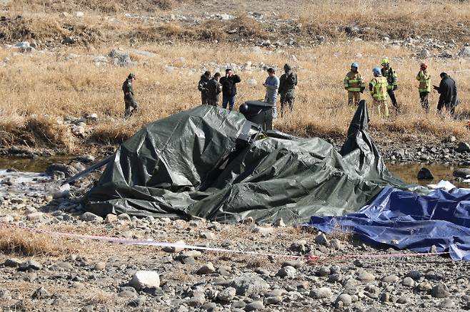 9일 경기도 가평군 조종면 현리에서 육군 코브라 헬기가 추락해 군 당국이 현장을 조사하고 있다. 연합뉴스