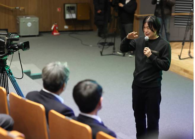 주진우 시사인 편집위원이 9일 경기도청 대강당 다산홀에서 열린 경기포럼에서 '유튜브 시대 탐사저널리즘과 소통법'이라는 주제로 강연하는 모습. 경기도 제공