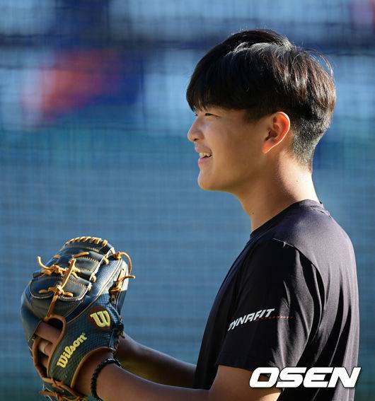 [OSEN=지형준 기자] SSG 추신수의 둘째 아들 건우 군이 훈련을 지켜보며 미소짓고 있다. 2022.11.02 /jpnews@osen.co.kr