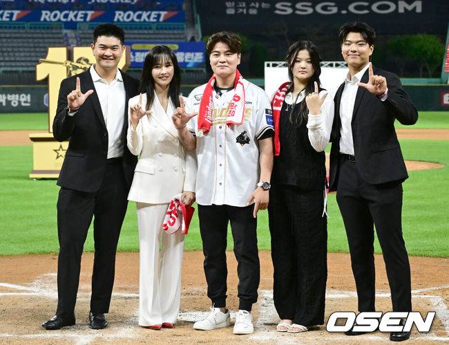 SSG 추신수가 은퇴식에서 가족과 함께 기념촬영을 하고 있다. 맨 오른쪽이 둘째 아들 추건우. 2025.06.14 /OSEN DB