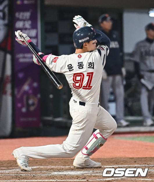 [OSEN=부산, 이석우 기자] 23일 부산 사직야구장에서 2025 신한 SOL 뱅크 KBO 리그 롯데 자이언츠와 한화 이글스의 경기가 열렸다. 홈팀 롯데는 반즈, 방문팀 한화는 와이스가 선발 출전했다.롯데 자이언츠 윤동희가 7회말 2사 2,3루 좌익수앞 1타점 안타를 치고 있다. 2025.04.23 / foto0307@osen.co.kr