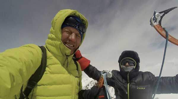 낭가파르바트 정상에 선 우룹코(왼쪽)와 카델(오른쪽). 사진 데니스 우룹코.