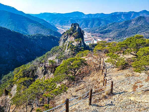앵기랑바위. 수려하고 아기자기한 형태의 암봉이 아미산의 상징이다. 그 밑의 소나무들도 무척 멋있다.