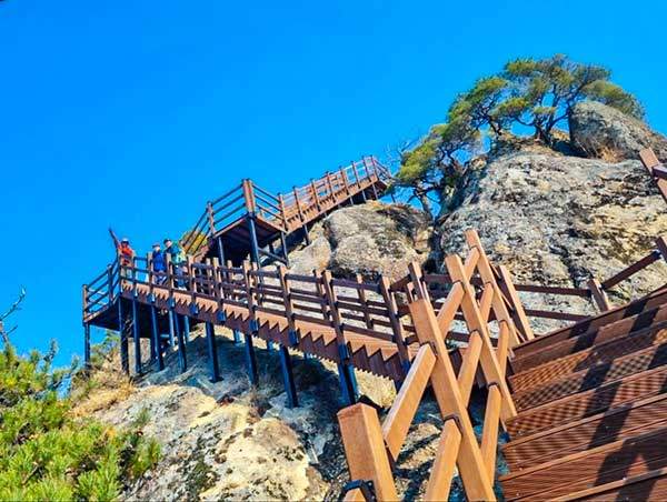 암릉이 험난한 구간엔 나무 데크 계단이 설치돼 있어 그리 어렵지 않게 오르내릴 수 있다.