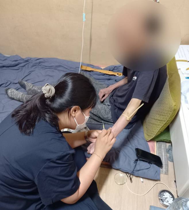 인천 부평구의 한 자택에서 간호사 등 의료진이 환자의 건강 상태를 살피고 있다. 부평구 제공