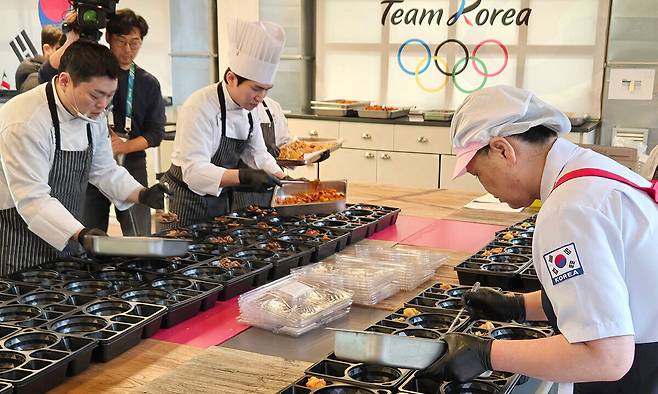 진천 선수촌에서 파견된 직원들이 9일 이탈리아 밀라노 급식지원센터에서 2026 밀라노-코르티나담페초 동계올림픽 대한민국 선수단에게 전달할 발열 도시락을 준비하고 있다. 밀라노=연합뉴스