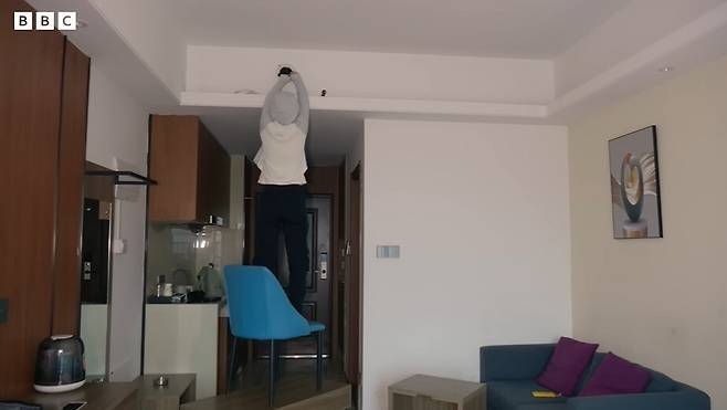 중국의 한 호텔 객실에서 몰래 카메라를 제거하는 BBC 취재진. BBC 제공