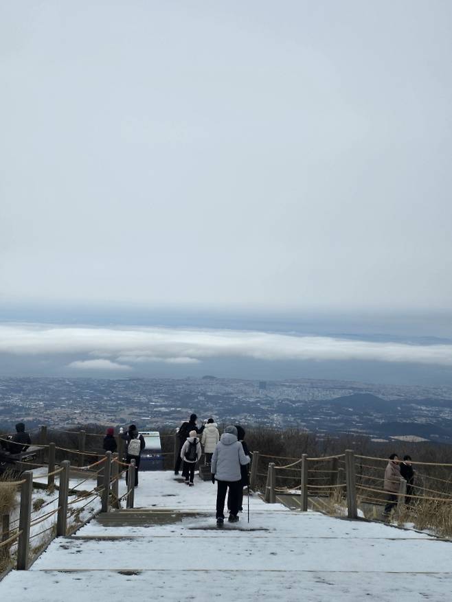 겨울철 어승생악을 찾는 많은 사람들