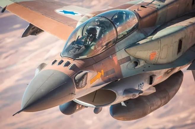 이스라엘 공군 전투기가 비행하고 있다. 이 전투기는 2024년 10월 이란 군사 인프라를 겨냥한 공습 작전에 투입된 기종으로 알려졌다. 이스라엘군 제공