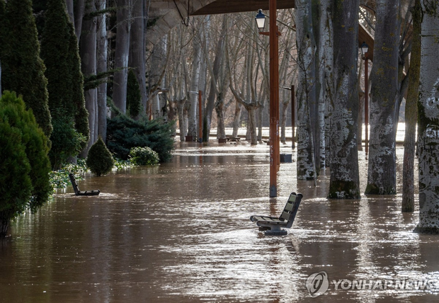 스페인 북서부 지역 공원이 물에 잠겨 있는 모습. EPA 연합뉴스
