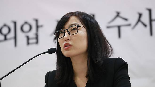 안미현 서울중앙지검 검사가 지난 2018년 5월 서울 서초구 변호사 교육문화회관에서 기자회견을 열고 강원랜드 채용비리 수사에 외압이 있었다고 폭로한 후 진상 규명을 요구하고 있다. ⓒ연합뉴스