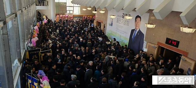 김영규 전 여수시의장 출판기념회 행사장이 시민들로 북적이고 있다. 사진제공│박기현 기자