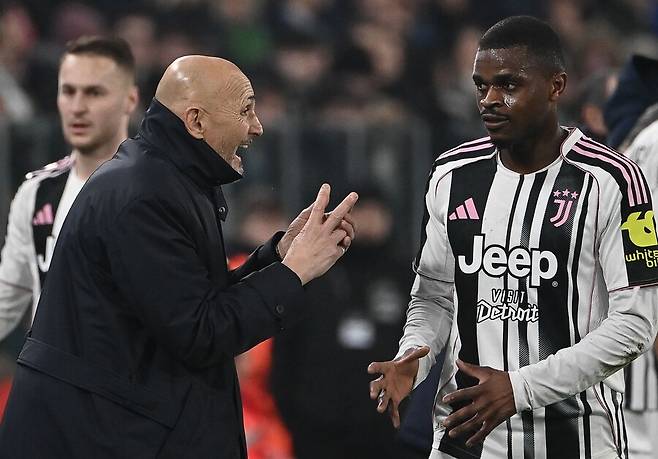 ▲ 아탈란타-라치오전에서 심판의 판정에 분노한 루치아노 스팔레티 유벤투스 감독. ⓒ연합뉴스/AFP